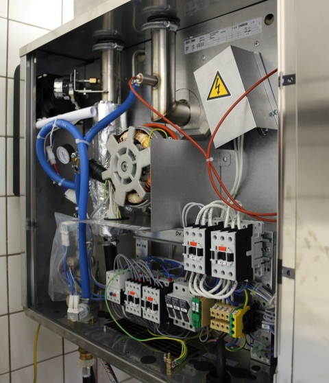 Stein Großküchen - Mechatroniker bei der Arbeit