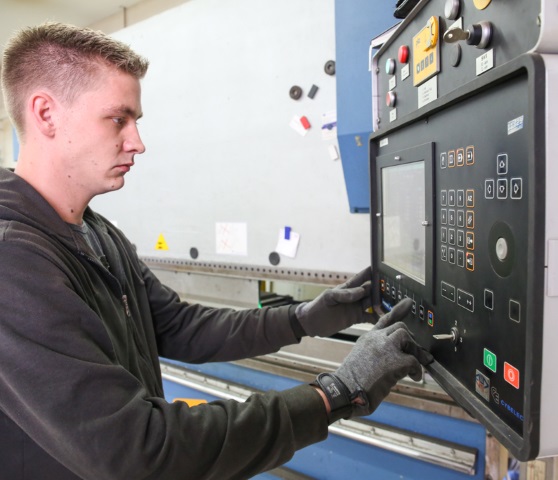 Stein Großküchen - Industriemechaniker bei der Arbeit